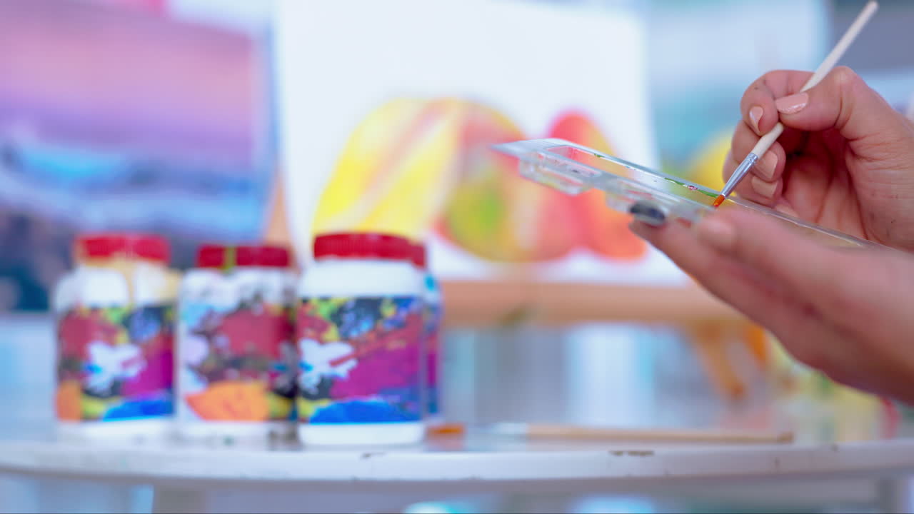 페인트, 예술가와 기둥을 가진 사람의 손