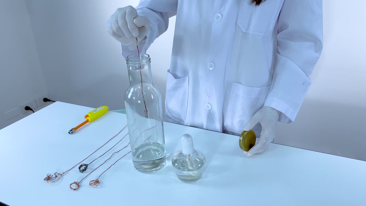 el científico lleva a cabo un experimento químico con efecto brillante