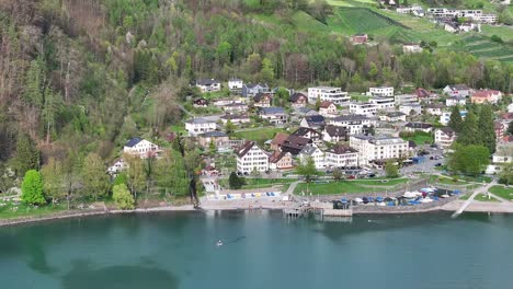 La-Ciudad-De-Walenstadt-A-Orillas-Del-Lago-Walensee.