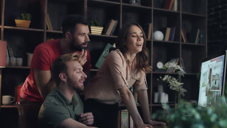 equipo de diseñadores creativos discutiendo un nuevo proyecto de diseño. concepto de trabajo en equipo