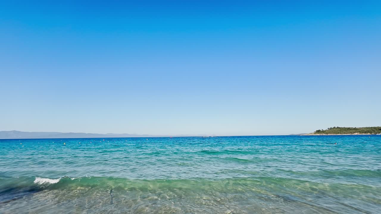 그리스 할키디키 반도의 청정 파란 발 해변