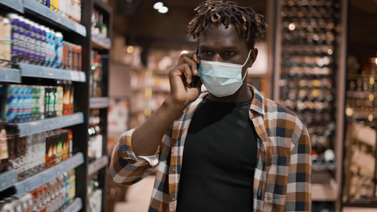 Uomo che parla al telefono mentre fa shopping.