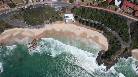 Playa-Flynns-En-Port-Macquarie,-Nueva-Gales-Del-Sur,-Australia---Antena-Arriba-Hacia-Abajo