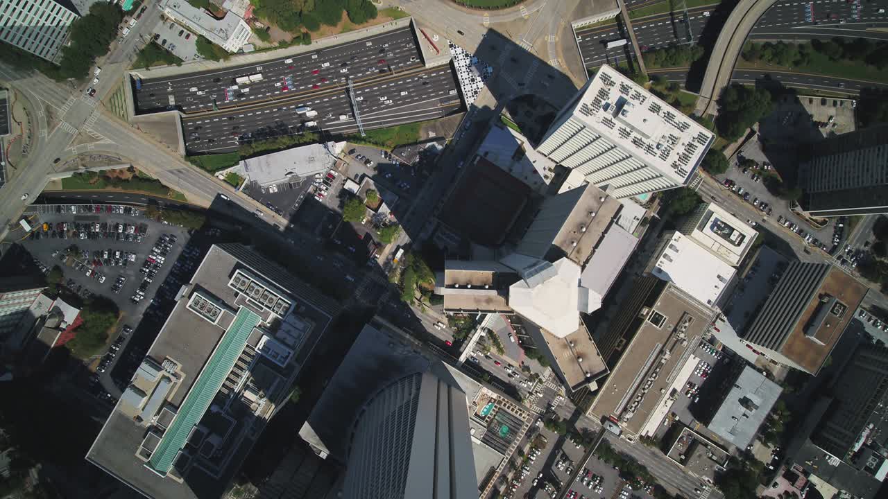 atlanta aerial v356 vista vertical volando sobre el centro de la ciudad y el área de la autopista soleada