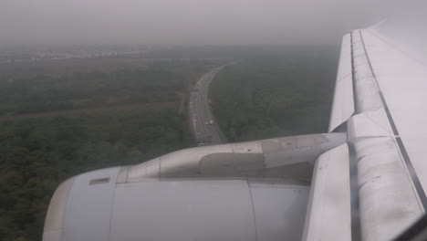 vista desde el interior del avión que aterriza en el aeropuerto