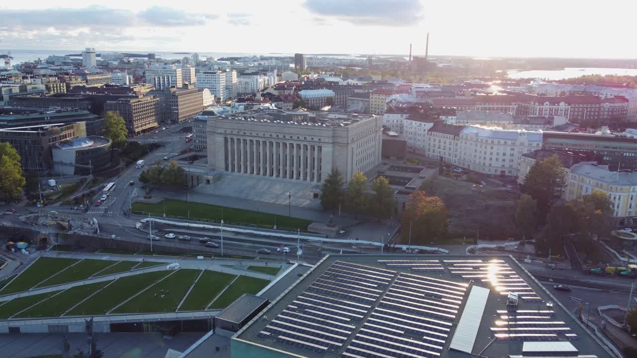 los retiros aéreos de helsinki desde el enorme edificio de piedra de la casa del parlamento