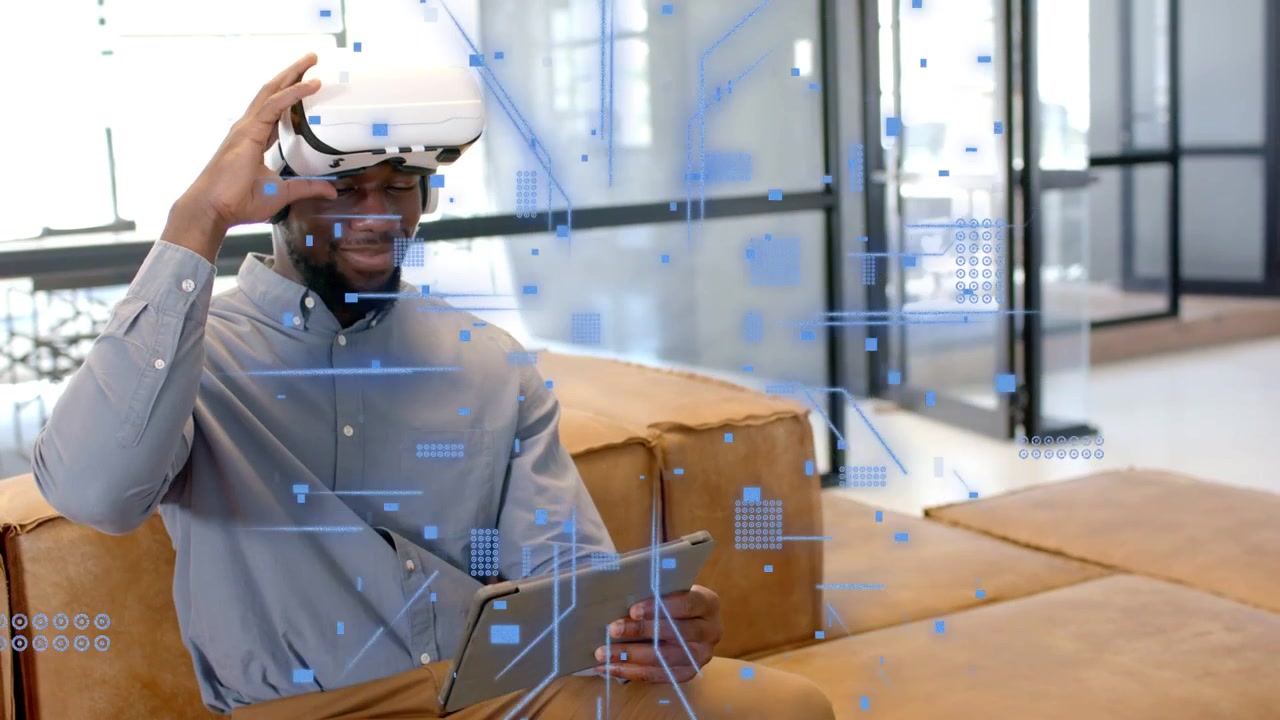 Mann tippt auf Tablet, aktiviert Holo-Benutzeroberfläche im Büro, zieht VR-Headset für immersive Tech-Demo an.
