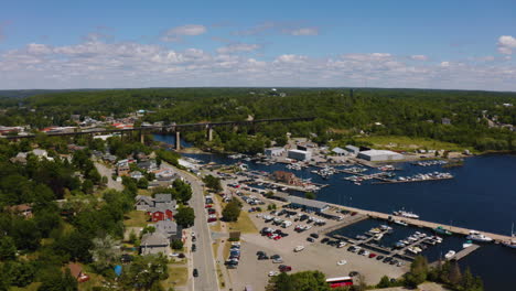 Malerische-Luftaufnahme-Eines-Kleinen-Stadthafens-In-Der-Muskoka-Region-Von-Ontario-An-Einem-Sonnigen-Sommertag