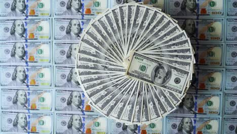 vista superior de la rotación del dinero. rico fondo de los billetes estadounidenses de cien dólares. billetes de dólar girando en el fondo de dólares de color.