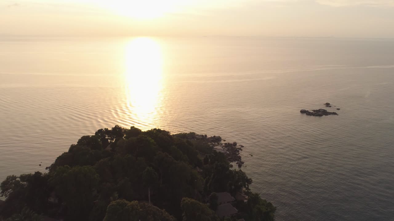 바다 위에서 해가 지는 모습