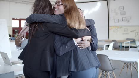 mujeres de negocios emocionadas celebrando el éxito.