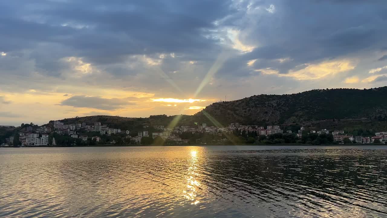 그리스 의 카스토리아 호수 의 극적 인 스카이 라인 - 매혹적 인 4k 세부 사항 으로 경험 하십시오