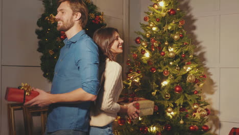 una pareja celebrando la navidad.