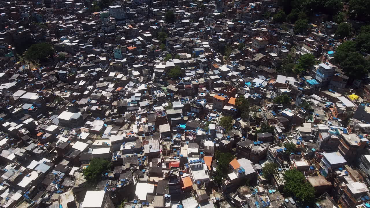 リオデジャネイロの極めて密集した都市住宅を示す、高高度からの俯瞰空撮。