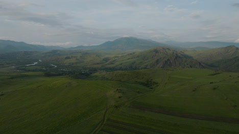 Luftaufnahme-über-Weites-Ackerland-Und-Berge-In-Der-Nähe-Von-Achalziche-In-Samtskhe-javakheti-Georgia---Drohne-Erschossen