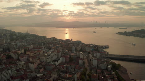 Amanecer-Por-La-Mañana-Sobre-Estambul-Desde-Una-Perspectiva-Aérea-De-Drones-Con-Luz-Dorada-Reflejada-En-El-Bósforo