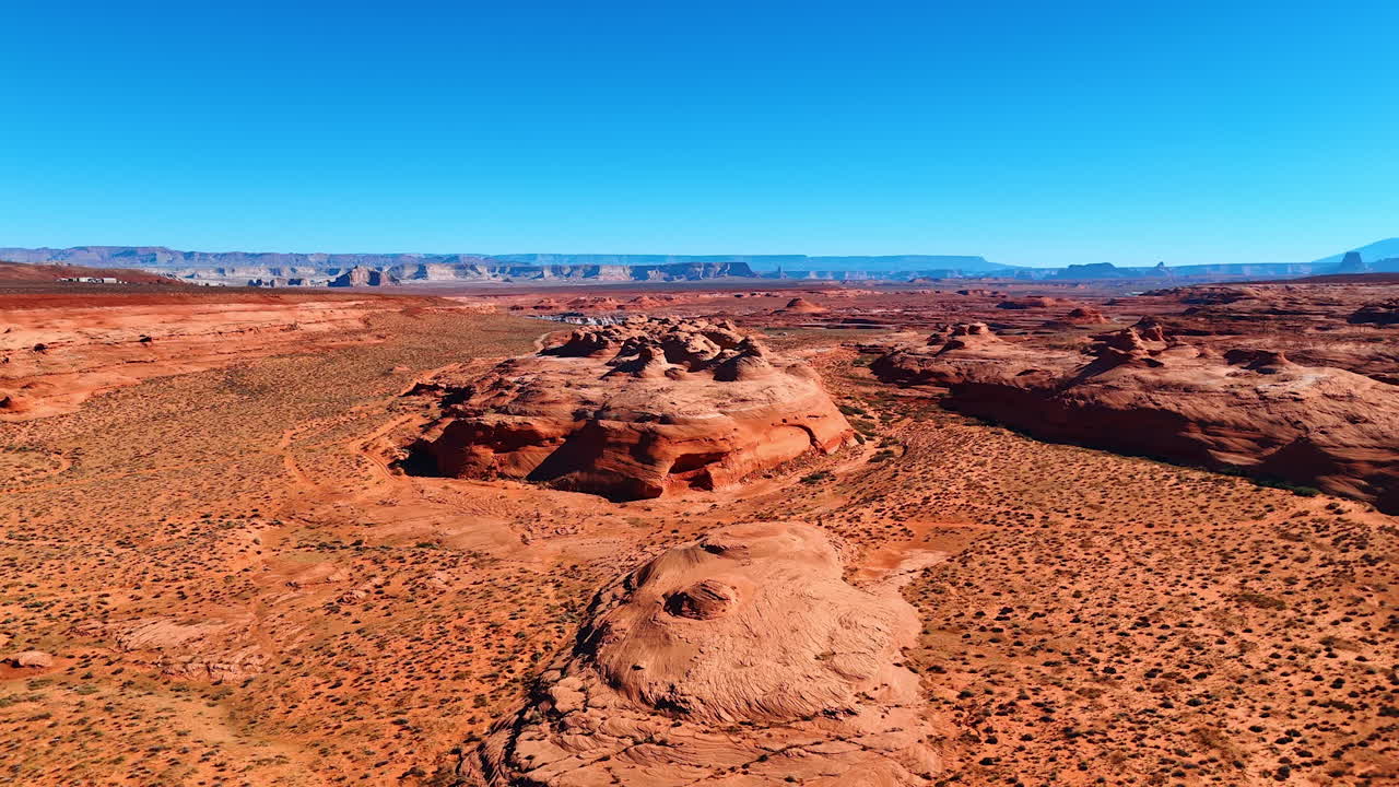 Suggestivo deserto torrido con diversi arbusti. Formazioni rocciose di forma bizzarra viste dall'alto. Arizona, USA