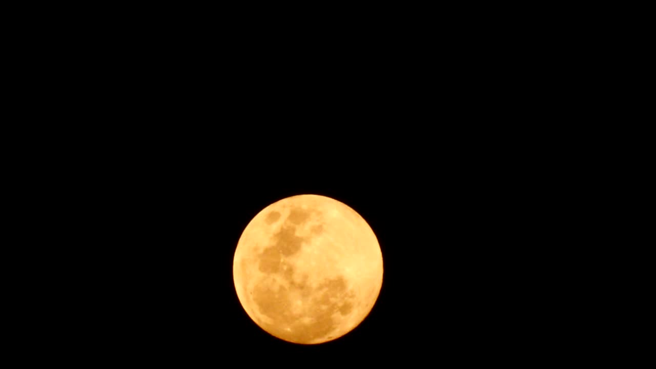 Super full moon rising. (Time Lapse)
