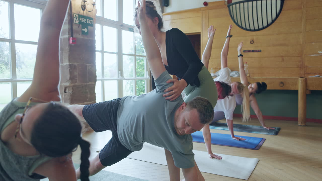 clase de yoga en un estudio
