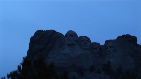 Mt-Rushmore-Bei-Schwachem-Licht