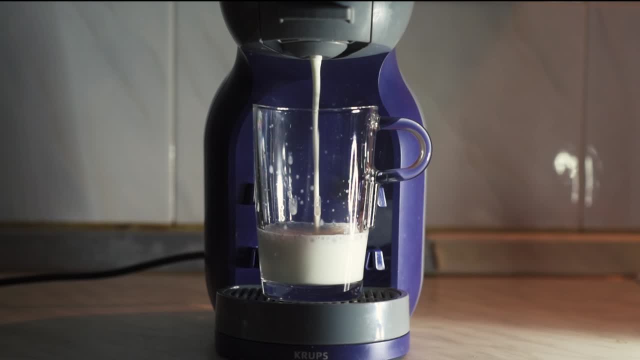 hacer café en una cafetera morada