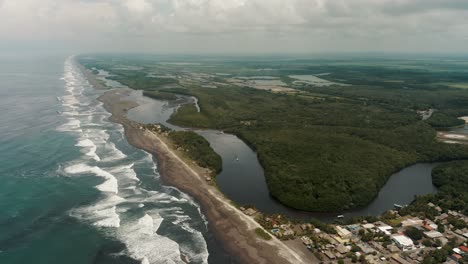 Panorama-Des-Flusses-Acome-Zwischen-Dem-Strand-Und-Dem-Sipacate-Naranjo-Nationalpark-In-Der-Nähe-Von-El-Paredon-In-Guatemala