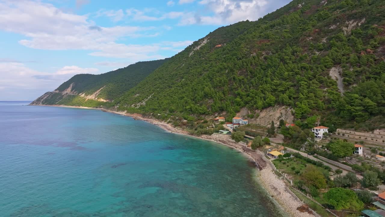 Drönarbild av sandstrand och dramatiska bergssluttningar, Lefkada, Grekland