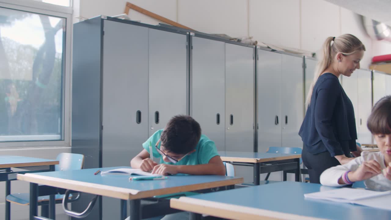 학생들에게 도움을 주는 친절한 학교 선생님