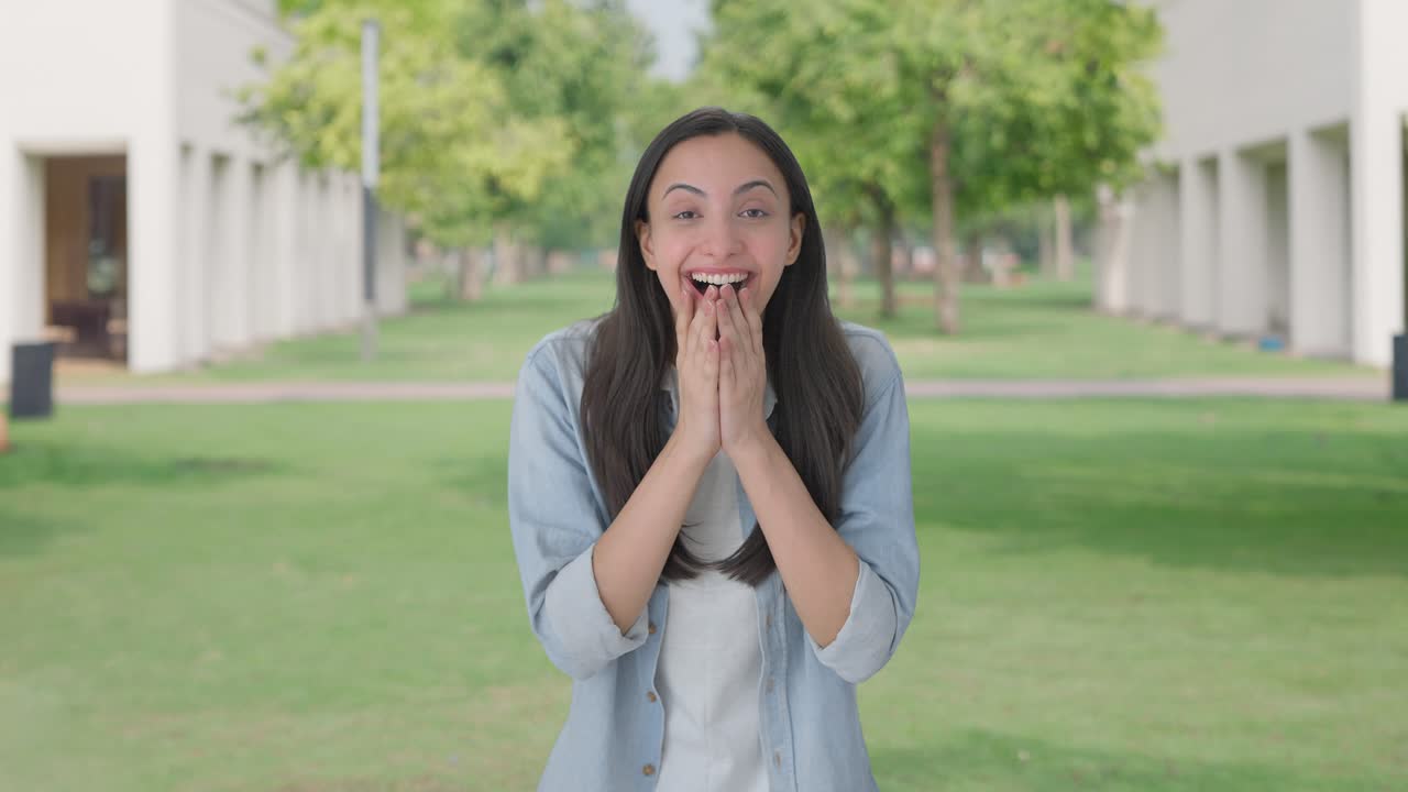 행복한 인도 소녀는 큰 놀라움을 얻습니다.