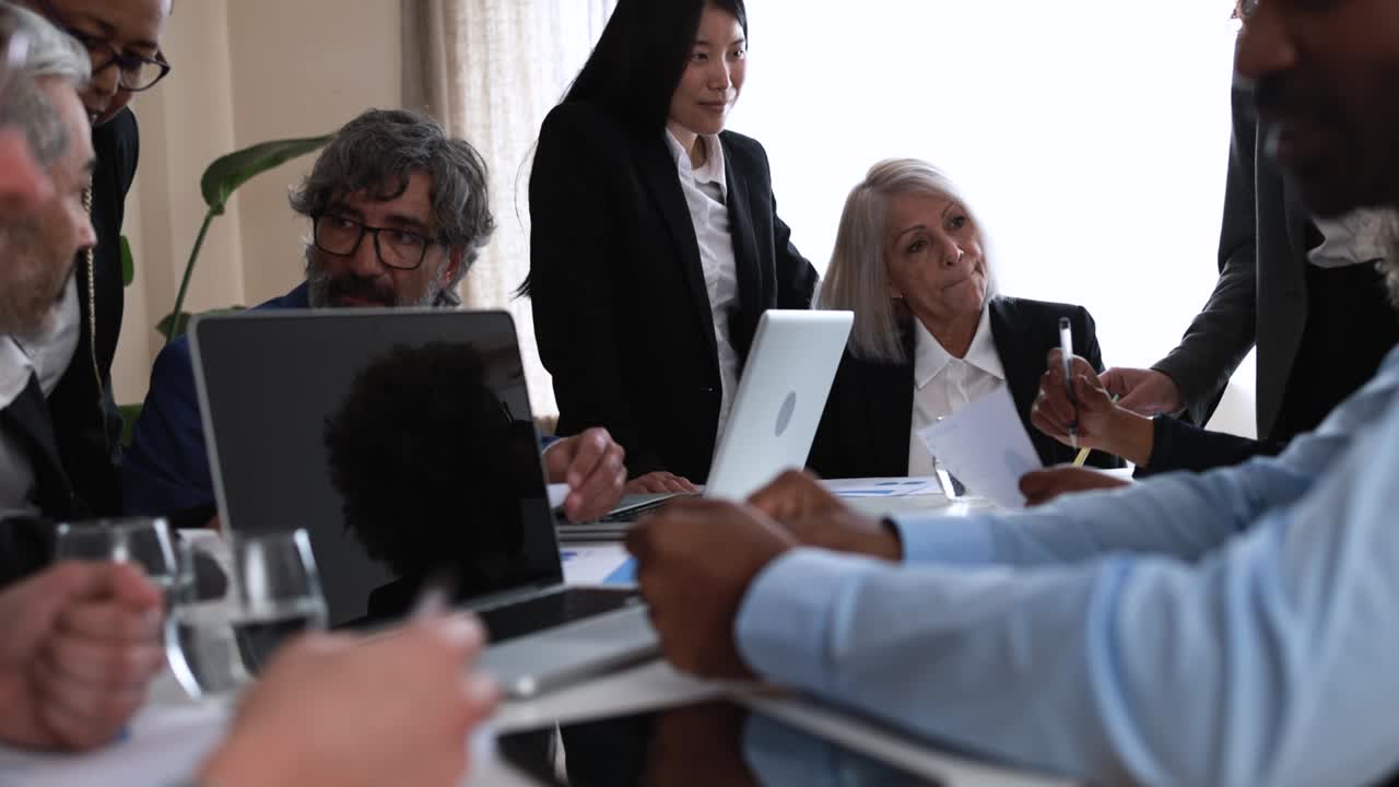 personas de negocios multirraciales que trabajan dentro de la oficina del banco - reunión y concepto de inicio