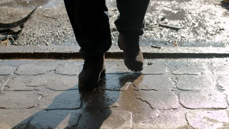 Cámara-Lenta-De-Piernas-De-Hombre-Caminando-Y-Deteniéndose-Mientras-Llueve