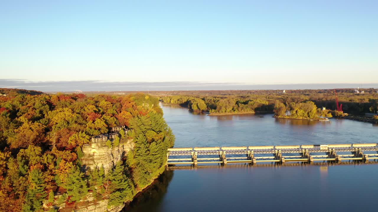 형형색색의 무성한 나무가 있는 가을 시즌 동안 일리노이 강둑 절벽의 드론 공중 전망