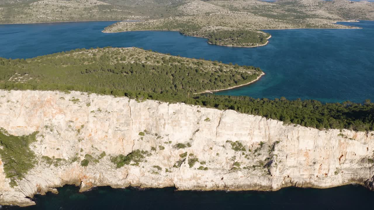 imágenes de drones. hermosa montaña, mar y playas salvajes