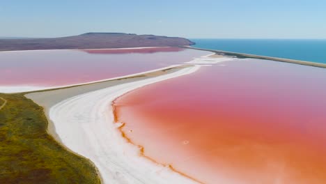 vista aérea de un lago salado rosado