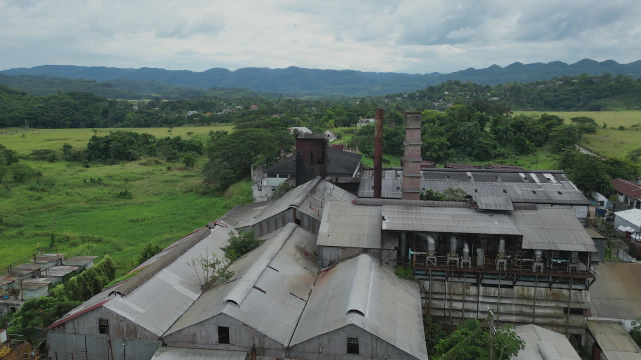 정글에 있는 버려진, 폐허가 된 공장