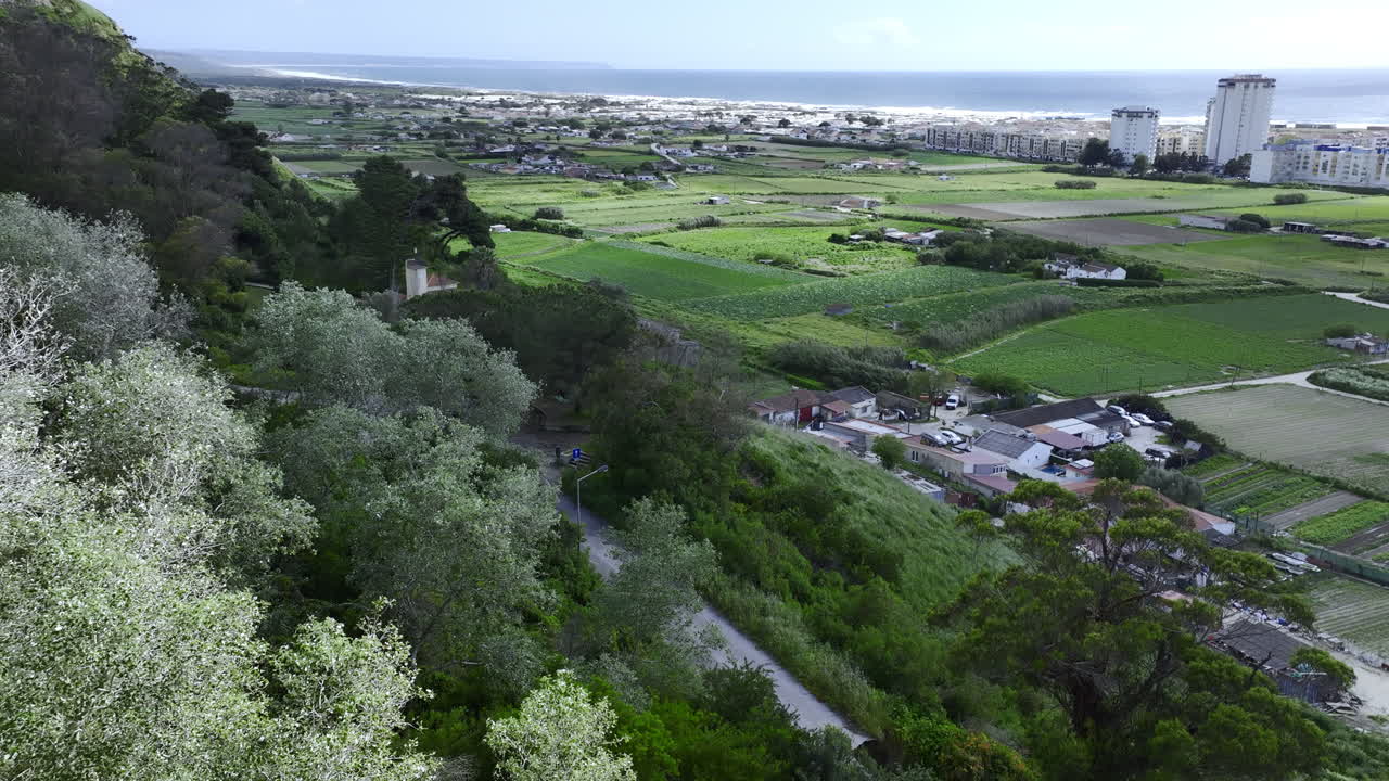드론이 파닝하고 기울어지고 절벽과 지평선과 하늘을 드러니다.