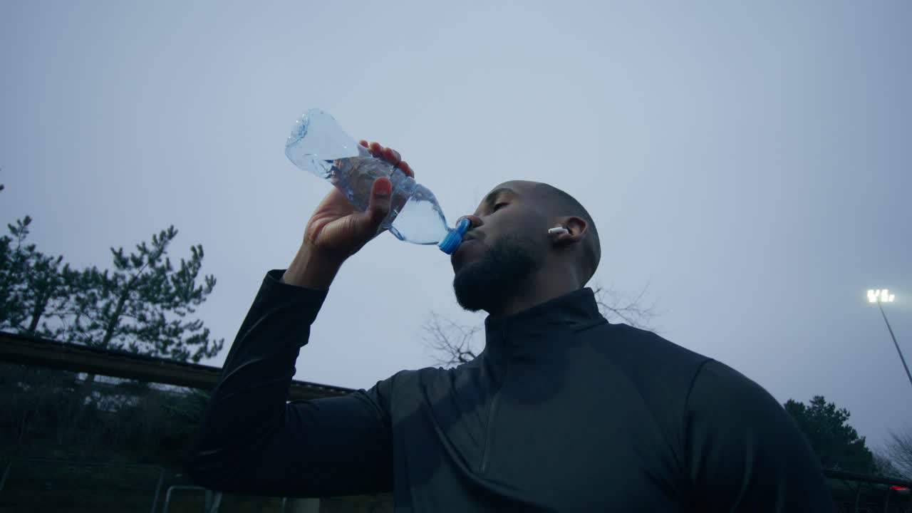 운동 후 물을 마시는 남자