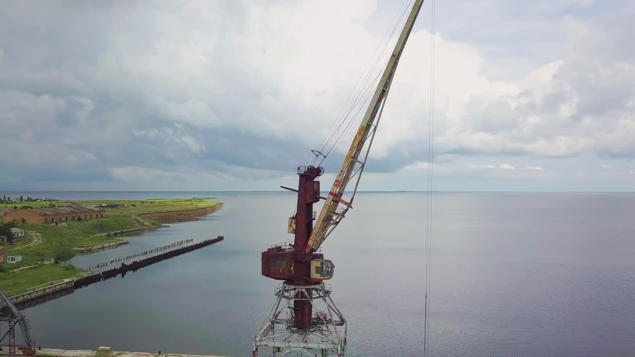 старый заброшенный ржавый кран в морском порту 01