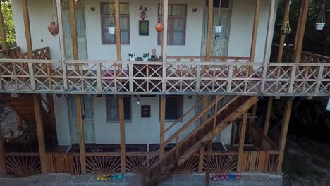 aterrizaje vieja casa tradicional del bosque de madera viejo edificio en la montaña madera escalera arquitectura diseño patio trasero bosque hircanian natural ecoresort turismo destino turístico punto de referencia iran gilan