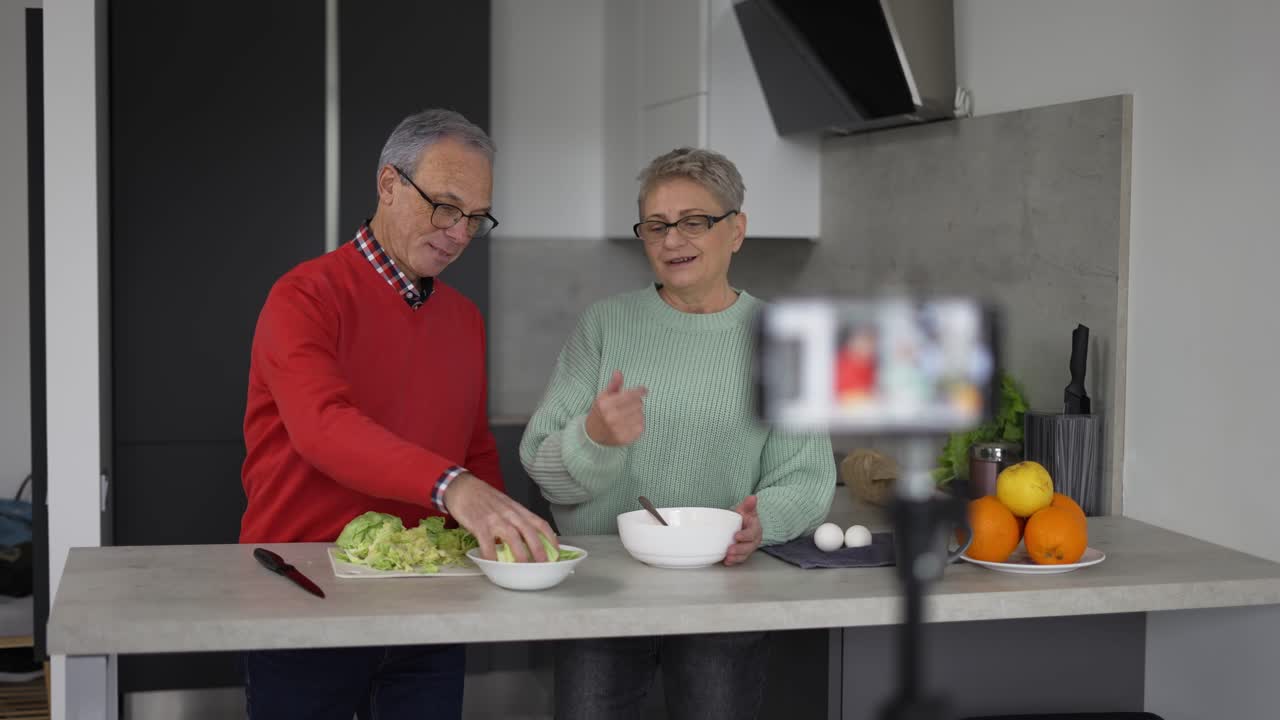 una trabajadora asiática pone mercancías en el estante. llenando estantes con mercancías.