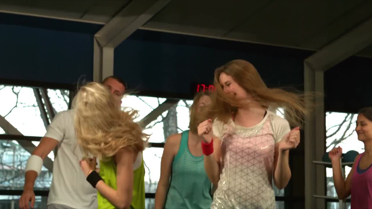 피트 그룹 점핑과 체육관에서 웃음