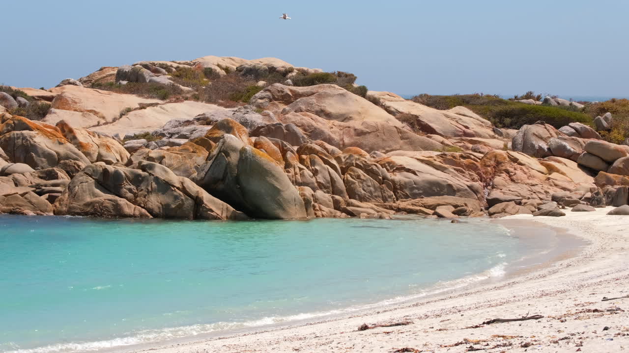 Afrundede stenblokke og blåt Atlanterhav ved Tietiesbaai campingplads, vestkysten