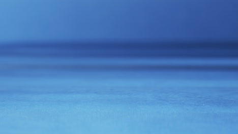 video de primer plano de gotas de agua con espacio de copia en fondo azul