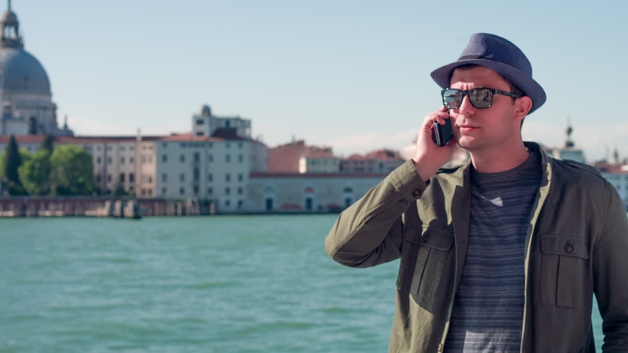 베네치아에서 전화로 이야기하는 남자