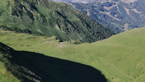 Vista-Desde-La-Pista-Alta-En-Los-Glaciares-De-Las-Montañas-Del-Cáucaso,-Hierba-Verde,-Lagos-Salvajes