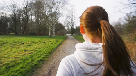 Junge-Joggerin-Mit-Langem-Pferdeschwanz-Joggt-Im-Park---Zeitlupe