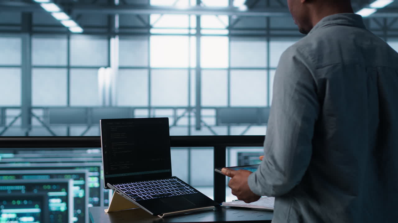 hombre en la granja de servidores usando ia en dispositivos para mejorar el rendimiento