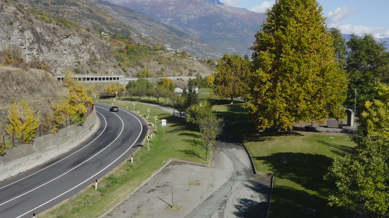 도로, 이탈리아, 드론 뷰로 현대적인 인프라를 갖춘 매력적이고 멋진 아오스타 계곡