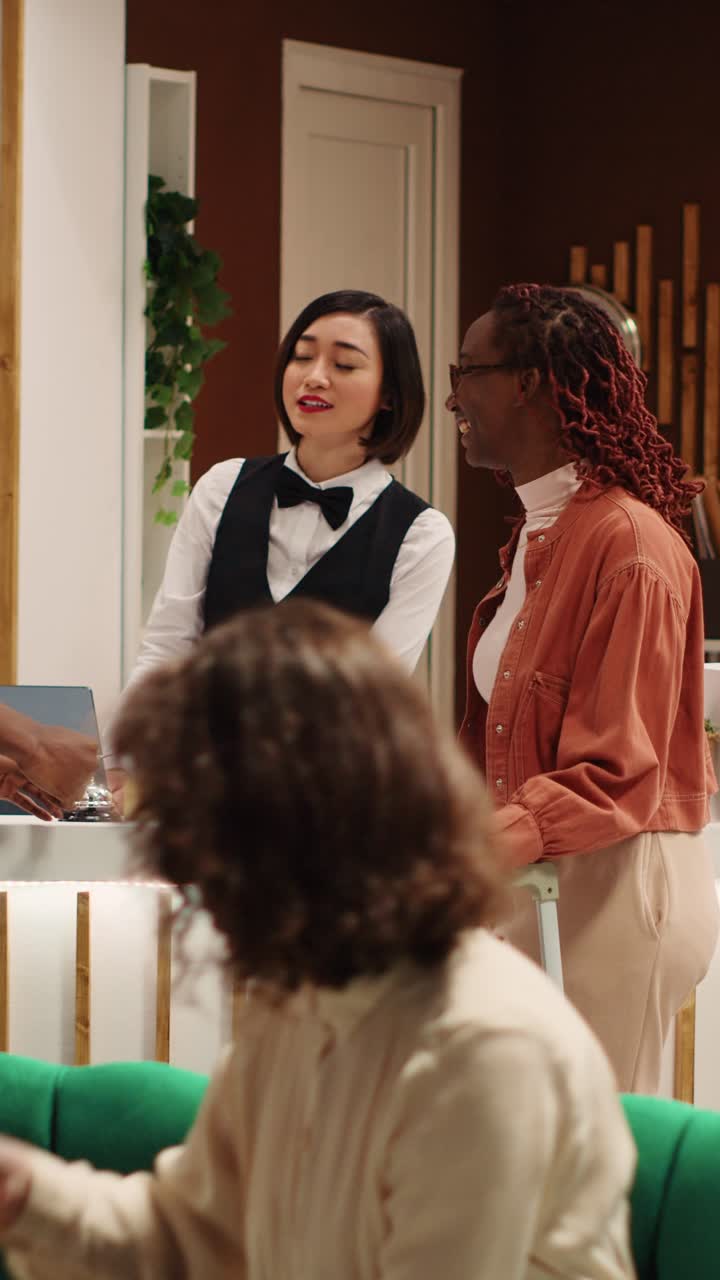 Reception di un hotel con ospiti e personale