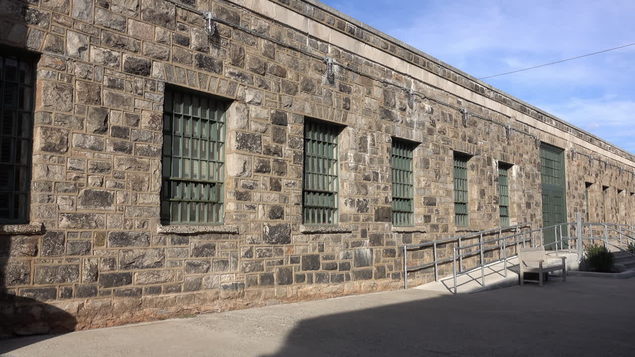 교도소에서 관리 건물의 긴 샷